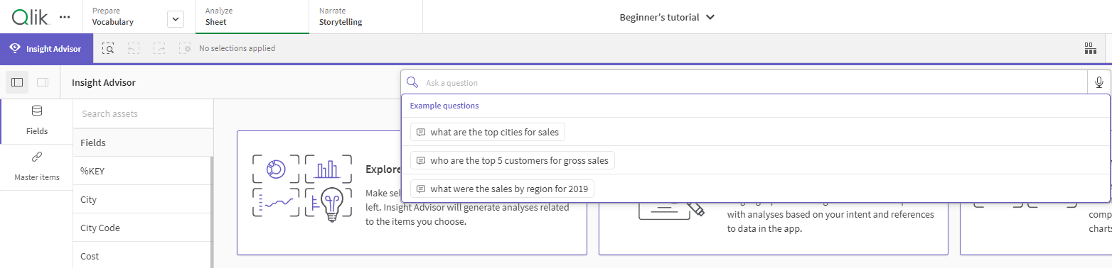 Insight Advisor ist in einer Qlik Sense App geöffnet, und das Such-Dropdown-Menü ist mit Beispielfragen gefüllt.